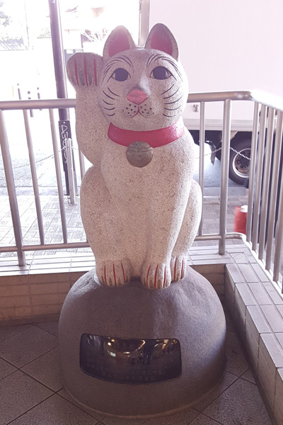豪徳寺駅前の招き猫
